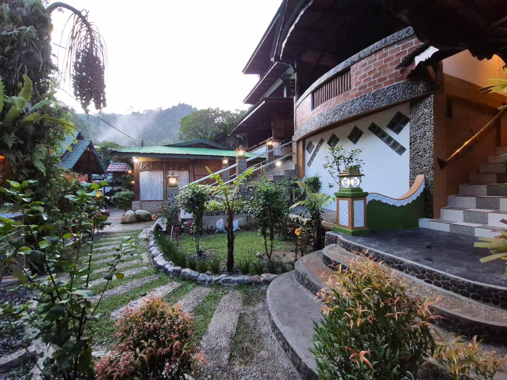 Sam'S Bungalows And Treks Bukit Lawang Extérieur photo